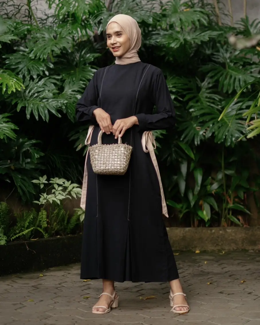 Refina Maxi Dress Black - Image 2