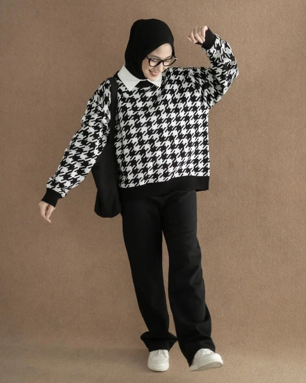 Houndstooth Sweater Black - Image 2