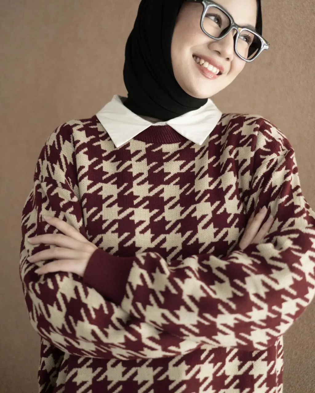 Houndstooth Sweater Maroon - Image 3