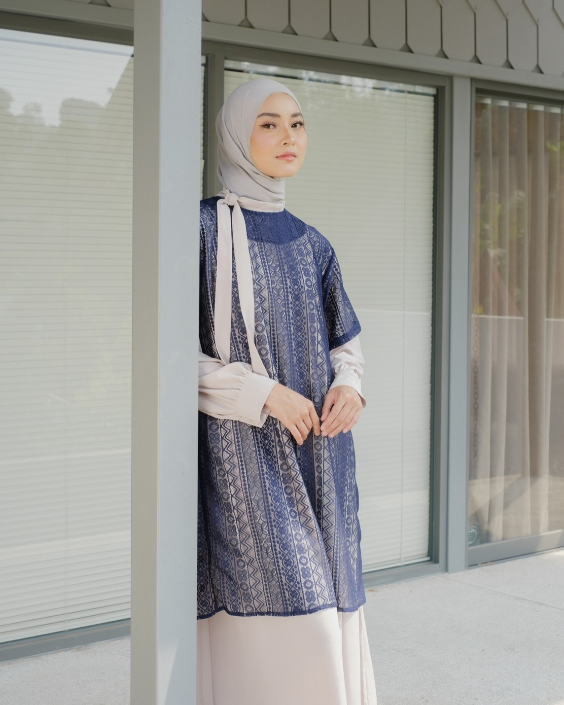 Amera Maxi Dress Navy - Image 2