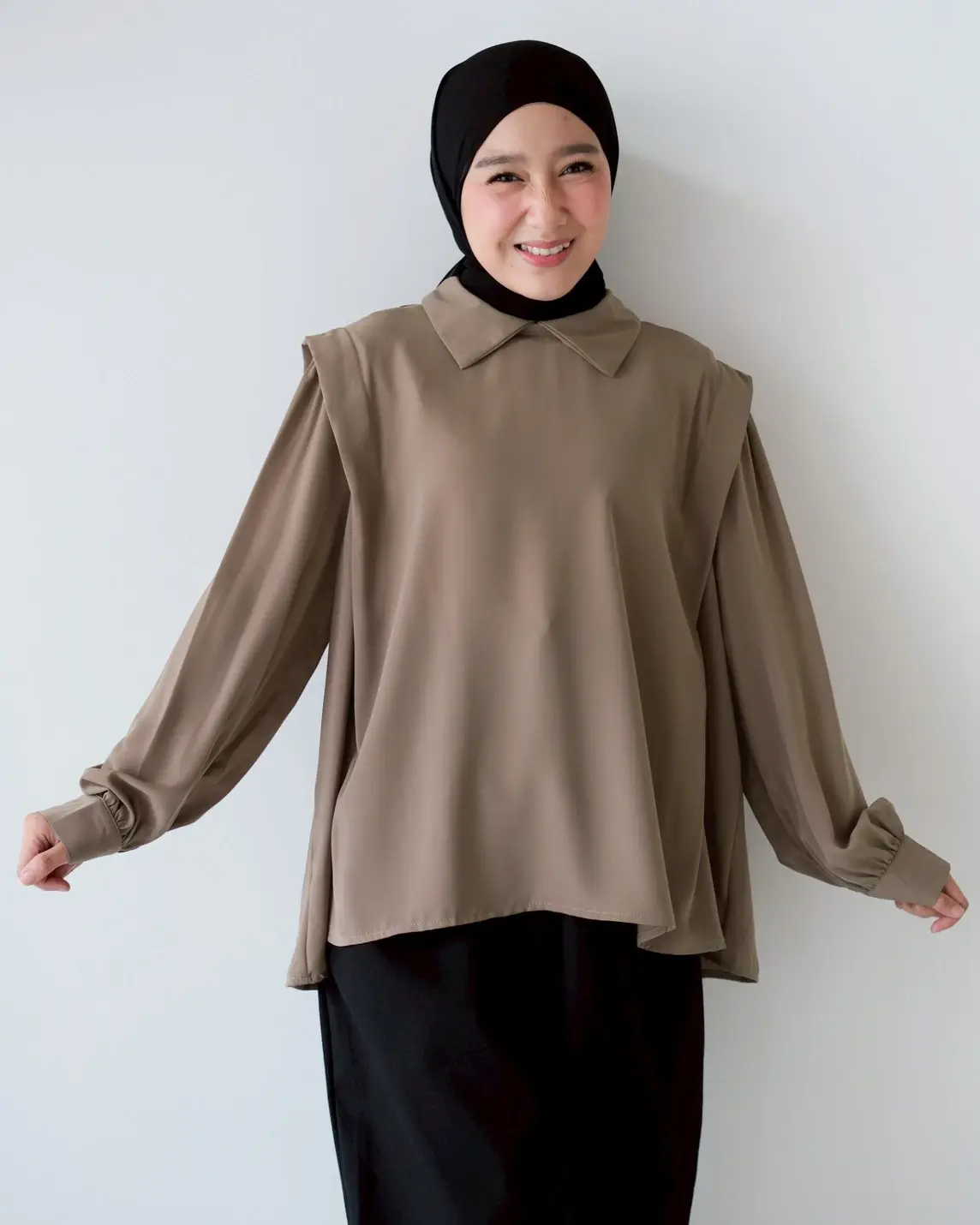 Briane Blouse Khaki - Image 2