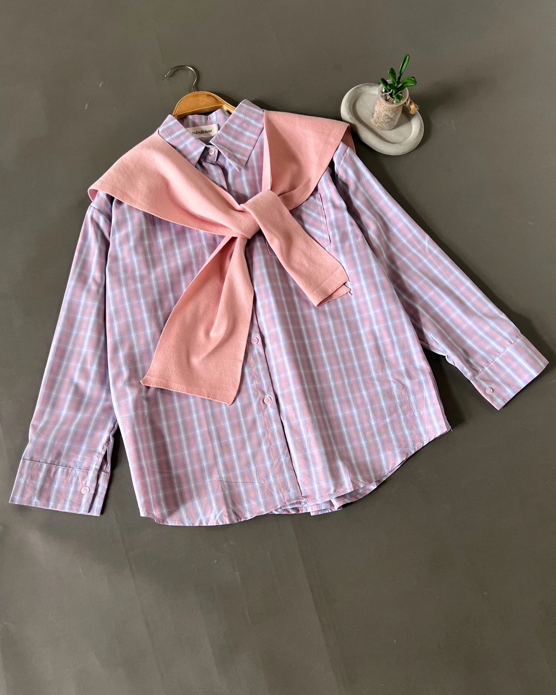 Alternative view of Uziela Set Lilac