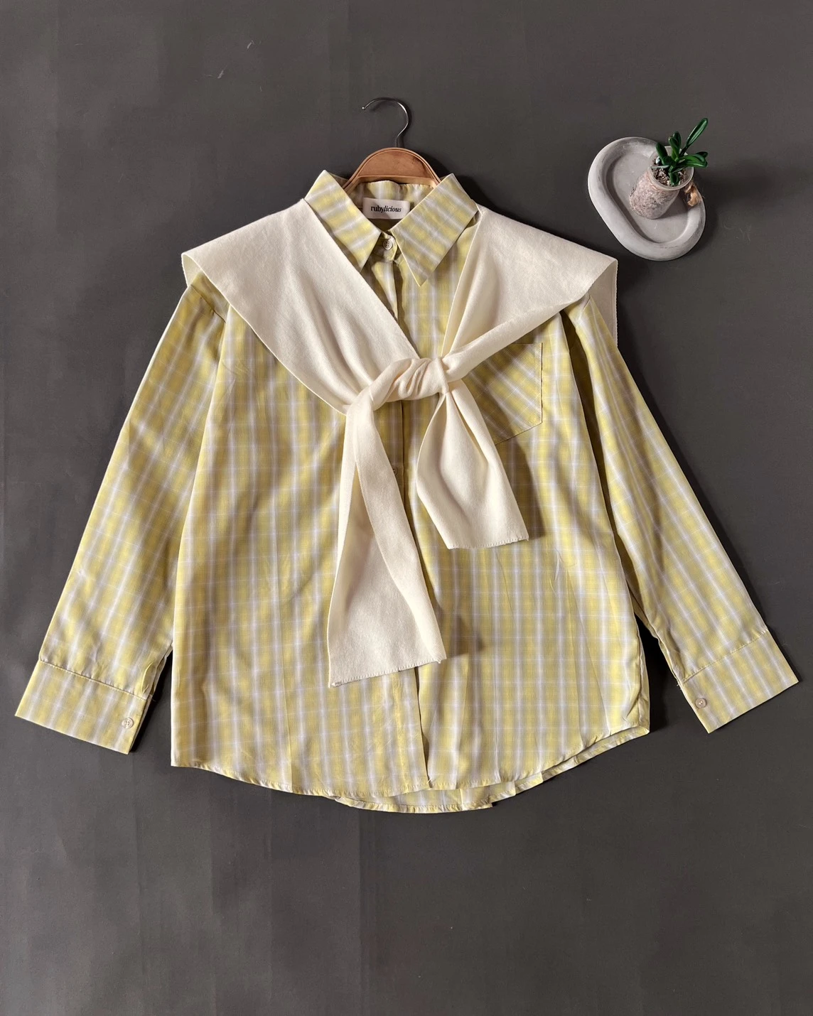 Alternative view of Uziela Set Yellow