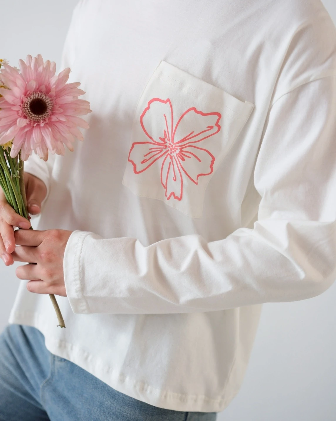 Alternative view of Caeri Tee Broken White