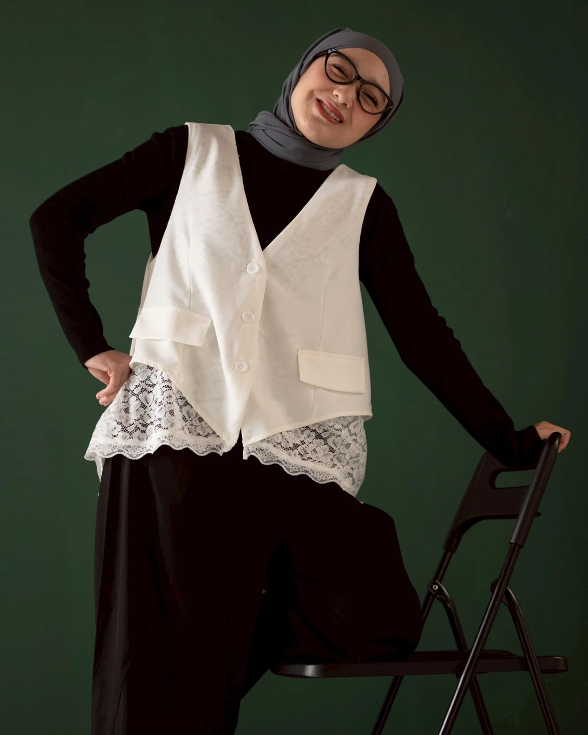 Alternative view of Alnaira Vest Kode N913 Broken White