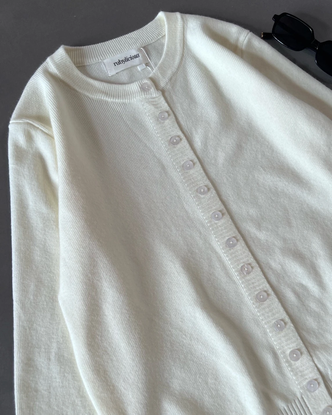 Alternative view of Shayna Cardi Kode 012 Broken White