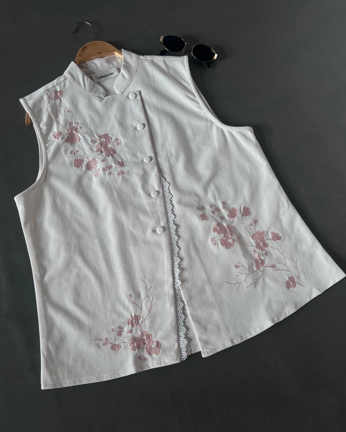 Alternative view of Jecqa Vest Kode 1509 Broken White