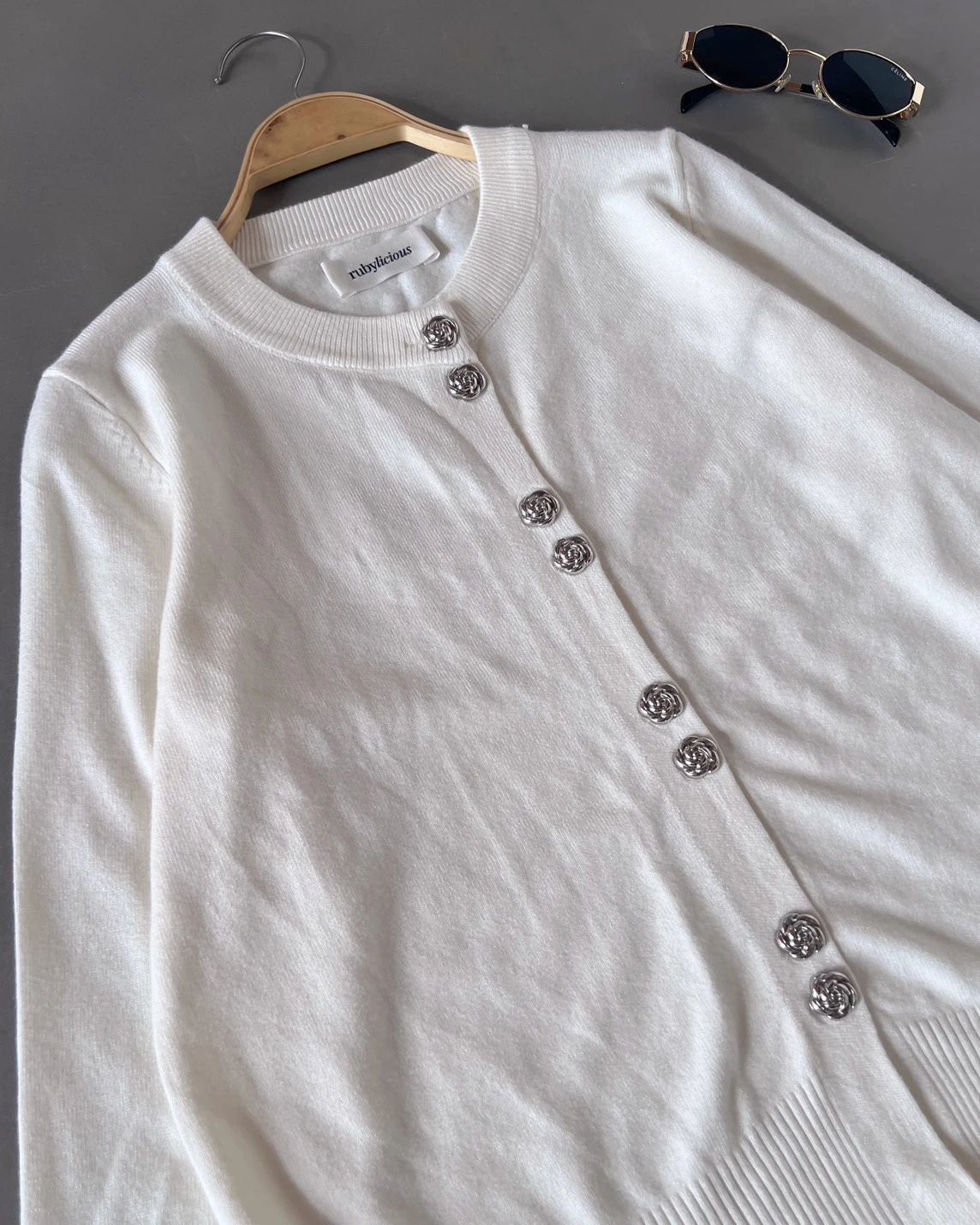 Alternative view of Phiela Cardi Kode 415 O Broken White