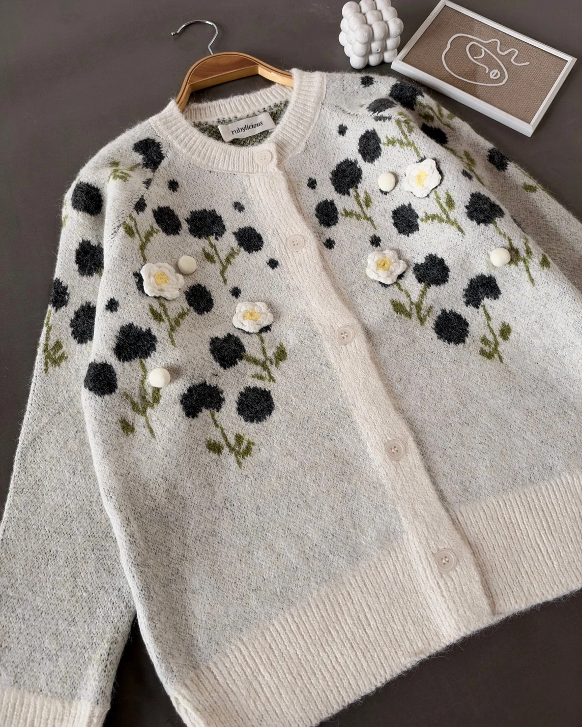 Alternative view of Monera Cardi 381O Broken White