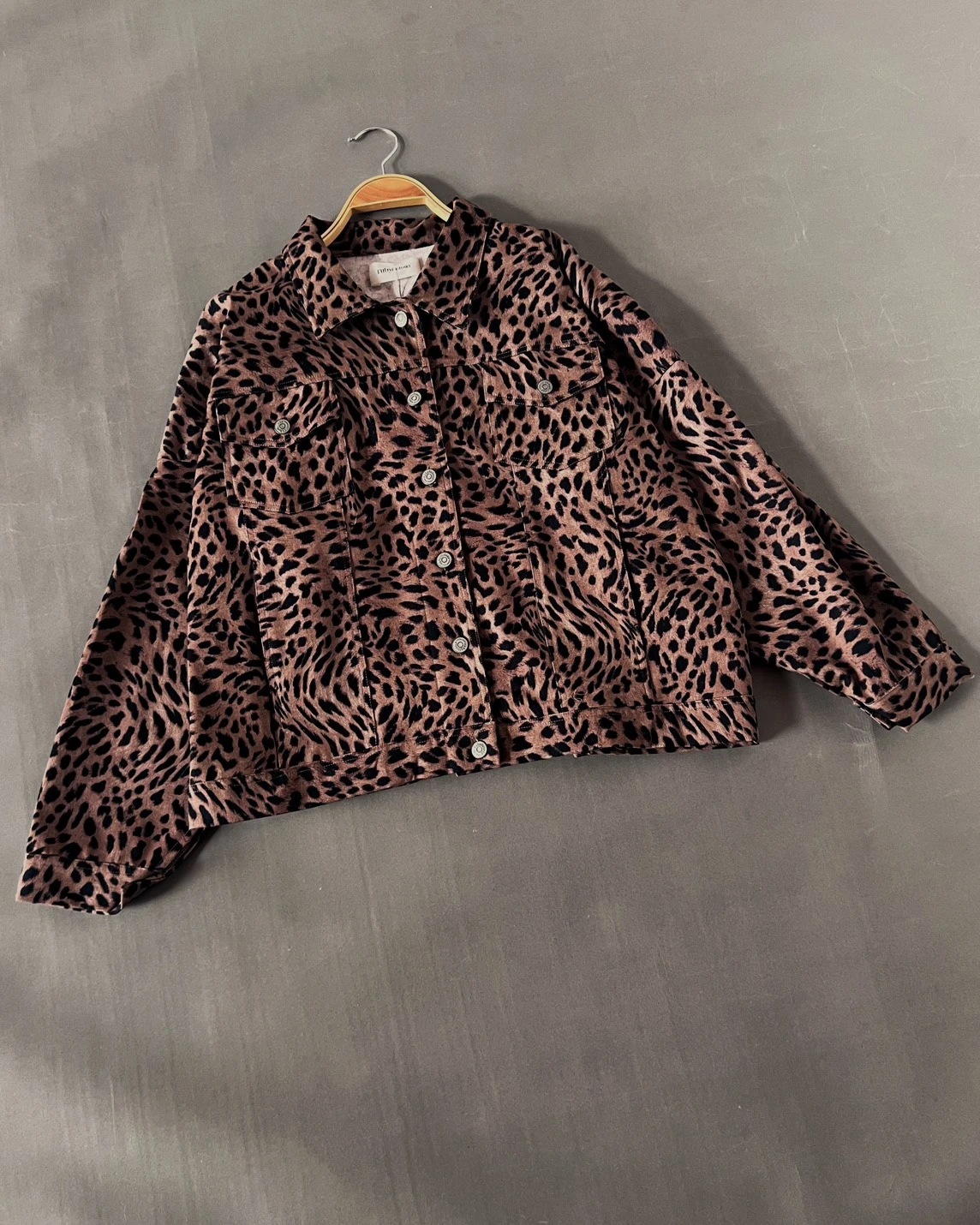 Alternative view of Yoriel Leopard Jacket Kode 251116